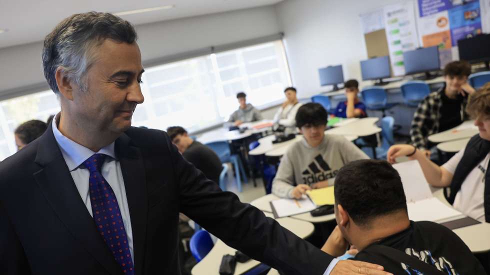 O ministro da Educação, Ciência e Inovação, Fernando Alexandre (E), visita o Agrupamento de Escolas Tomaz Pelayo, onde inaugura os dois novos Centros Tecnológicos Especializados (Informática e Industrial), Santo Tirso, 15 de Setembro de 2025. JOSÉ COELHO/LUSA