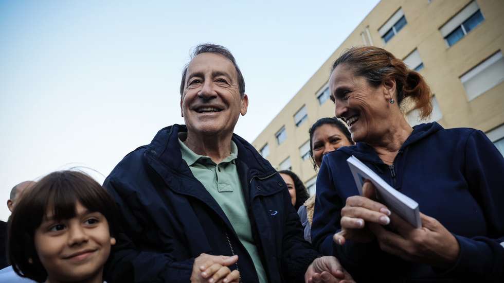 O candidato da Coligação Gaia Sempre na Frente (PSD/CDS-PP/IL) à Câmara de Vila Nova de Gaia, Luís Filipe Menezes (C), contacta com a população no Bairro da Quinta da Bela Vista em Vila Nova de Gaia, 07 de outubro de 2025. JOSÉ COELHO/LUSA