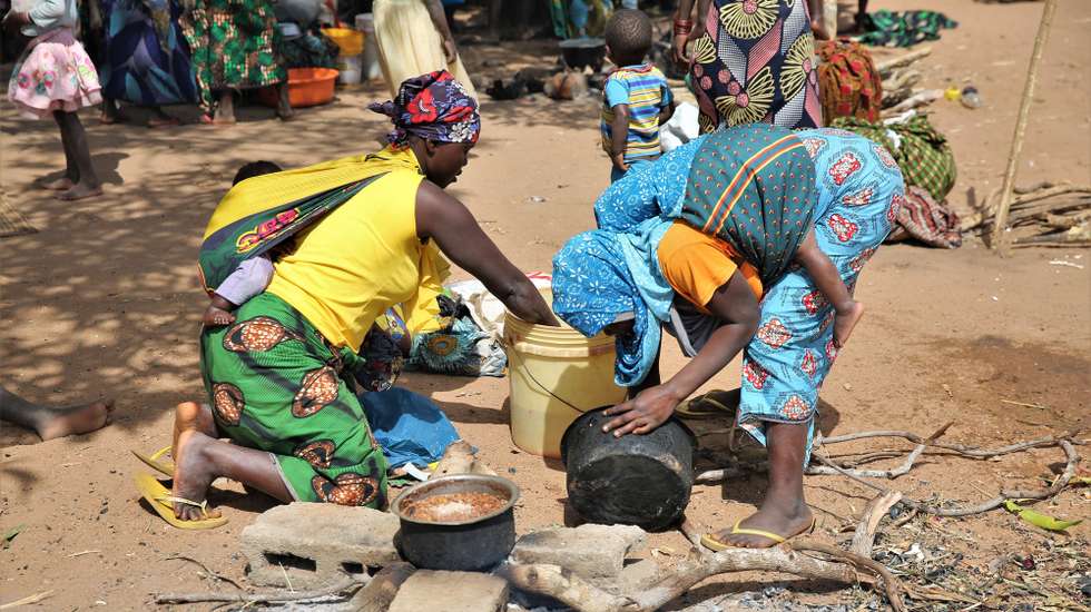 Cerca de 1.900 famílias deslocadas, fugidas de ataques armados em aldeias de Chiúre, estão acomodadas na Escola Primária Completa dos Coqueiros, Cabo Delgado, Moçambique, 29 de julho de 2025. Moçambique tem sofrido, nos últimos tempos, ataques, sobretudo na província de Cabo Delgado, no norte do país, rica em gás e que enfrenta desde 2017 uma rebelião armada, que já provocou milhares de mortos e uma crise humanitária, com mais de um milhão de pessoas deslocadas. (ACOMPANHA TEXTO)  LUÍSA NHANTUMBO/LUSA
