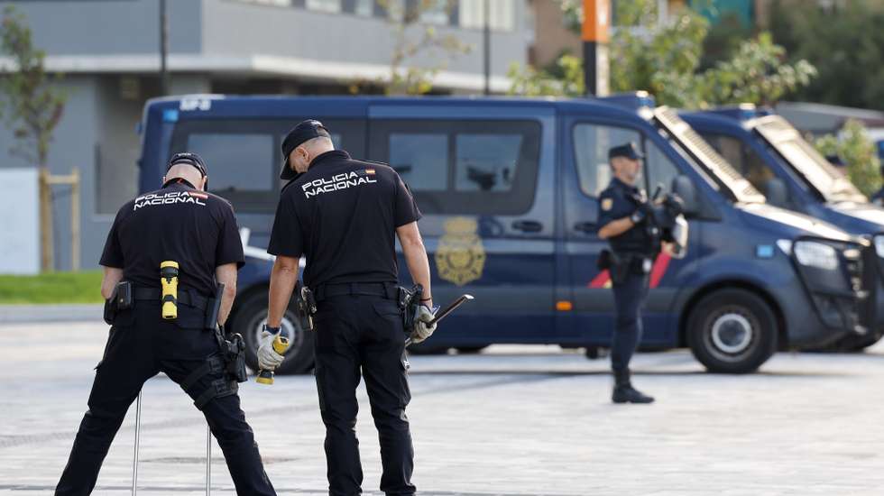 epa12456054 Officers of the National Police stand guard outside of Roig Arena, in Valencia, Spain, 15 October 2025. Four demonstrations against Israel's policy toward Palestine are held outside of the Roig Arena ahead of the EuroLeague basketball match between Valencia Basket and Hapoel Tel Aviv.  EPA/Ana Escobar