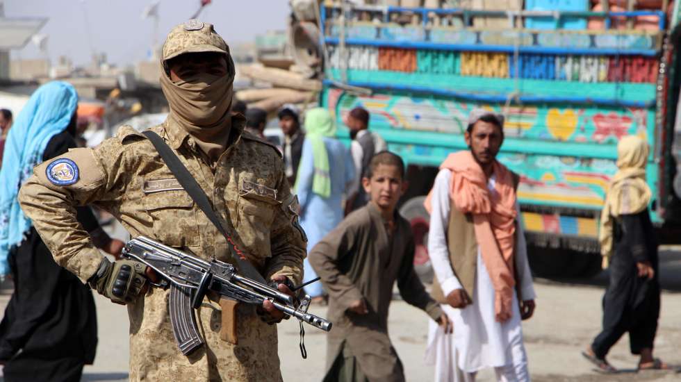 epa12486436 Taliban security officials stand guard at the Afghan-Pakistan border as Afghan refugees return home, in Spin Boldak, Kandahar, Afghanistan, 27 October 2025. The border remains open only for the repatriation of refugees following deadly clashes between Pakistani security forces and the Taliban. Pakistani and Afghan Taliban officials met in Istanbul, Turkey, for a third consecutive day of peace talks on 27 October.  EPA/QUDRATULLAH RAZWAN