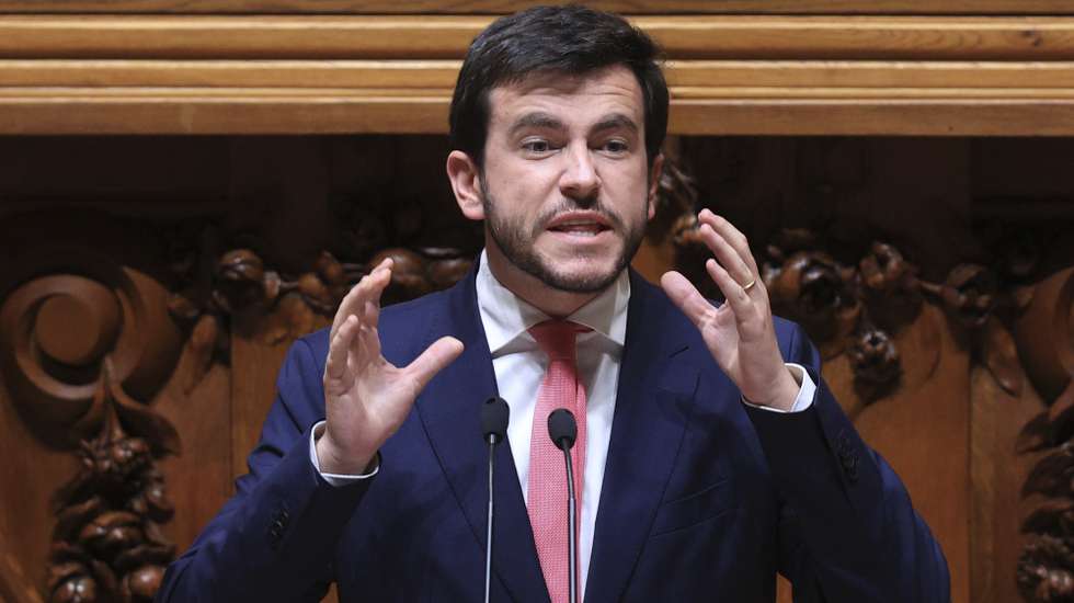 O deputado do PS Miguel Costa Matos intervém durante a sessão plenária de discussão do programa de Governo,com a presença do primeiro-ministro, Luís Montenegro (ausente na foto), na Assembleia da República, em Lisboa, 11 de abril de 2024. ANTÓNIO COTRIM/LUSA