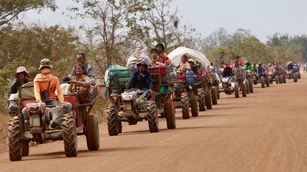 epa12582124 People fleeing from a disputed area travel along a street in Oddar Meanchey Province, Cambodia, 10 December 2025. According to the Cambodian Ministry of Defence, more than 37,000 families, over 127,000 people from Oddar Meanchey, Preah Vihear, Banteay Meanchey, Pursat, and Siem Reap have fled to safety as fighting escalates along the Cambodia–Thailand border. Authorities confirm seven civilian deaths as communities continue evacuating under urgent and dangerous conditions.  EPA/KITH SEREY