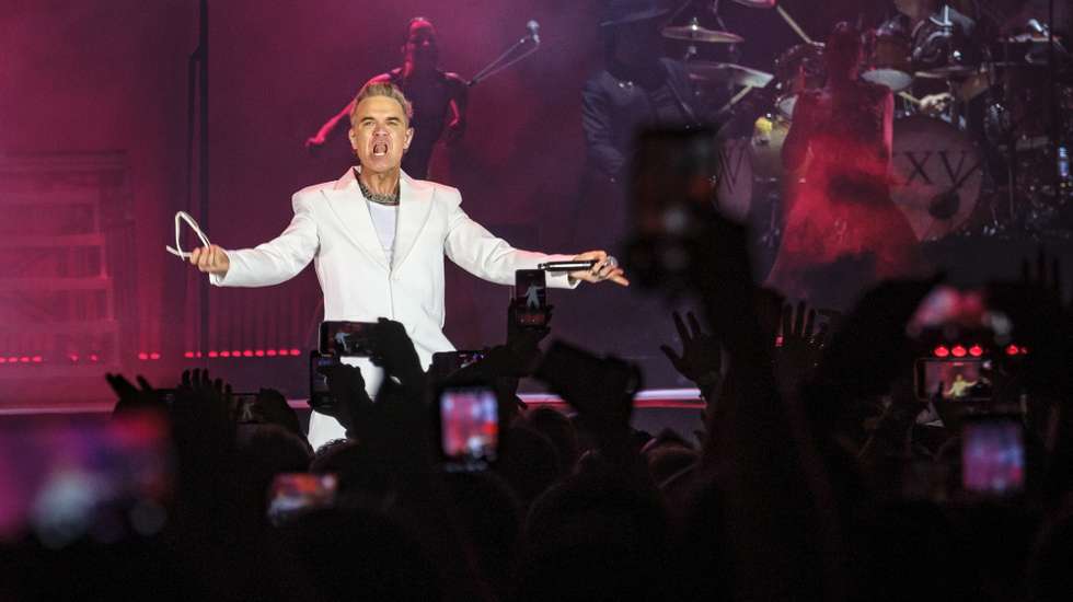 epa11458009 British singer Robbie Williams performs during his Granca Live Fest concert played in Las Palmas, Canary Islands, Spain, 04 July 2024.  EPA/Angel Medina  EDITORIAL USE ONLY/NO SALES