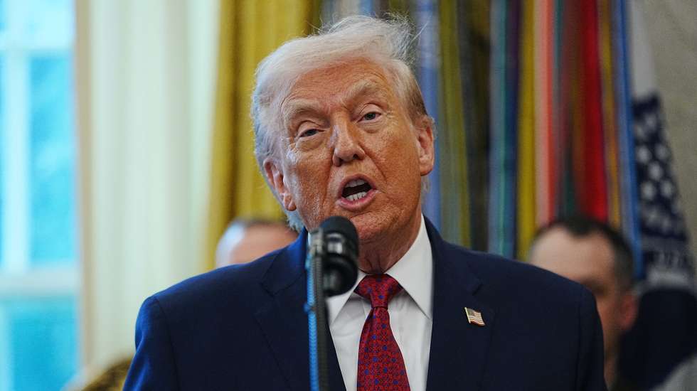epa12594980 US President Donald Trump speaks about his border policies as he makes a statement before a Mexican Border Defense Medal (MBDM) presentation in the Oval office of the White House, in Washington, DC, USA, 15 December 2025. The MBDM medal was established by a memorandum from the Department of Defense in August 2025, to be awarded to service members for their deployment and work on the southern border.  EPA/BONNIE CASH / POOL