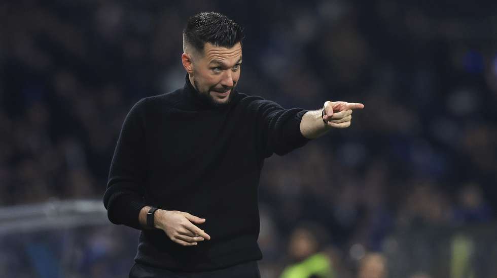 epa12617453 FC Porto's head coach Francesco Farioli reacts during the Portuguese First League soccer match between FC Porto and AVS held at the Dragao stadium in Porto, Portugal, 29 December 2025.  EPA/ESTELA SILVA