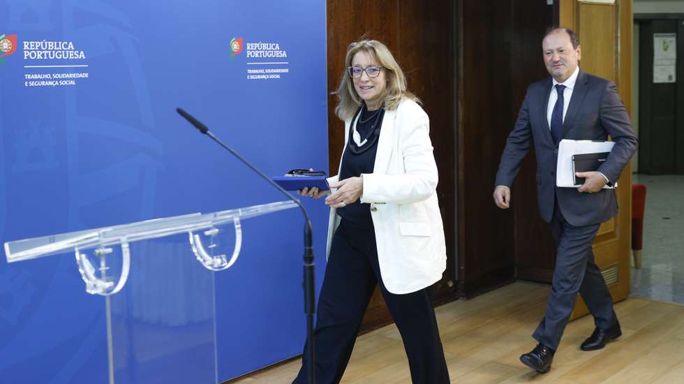 A ministra do Trabalho, Solidariedade e Segurança Social, Maria do Rosário Palma Ramalho (E), acompanhada pelo  Secretário de Estado Adjunto e do Trabalho, Adriano Rafael Moreira (D), à chegada para uma conferência de imprensa após uma reunião sobre a revisão da lei laboral com a União Geral dos Trabalhadores (UGT) e os patrões, em Lisboa, 17 de abril de 2026. ANTÓNIO PEDRO SANTOS/LUSA