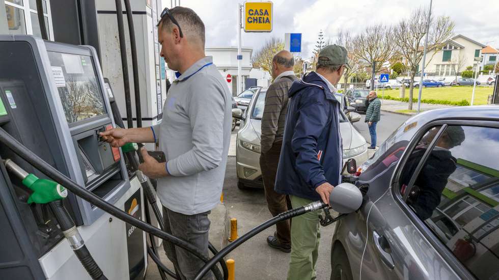 Pessoas abastecem veículos devido ao aumento dos combustíveis a partir de sexta-feira onde a gasolina sem chumbo I.O. 95 octanas passa a custar 1,921 euros por litro e o gasóleo rodoviário 2,004 euros por litro, Ponta Delgada, Açores, 30 de abril de 2026. Desde fevereiro, com este novo aumento, o preço da gasolina nos Açores sobe 32,3 cêntimos por litro, o preço do gasóleo 53 cêntimos por litro e o preço do gás butano 52,2 cêntimos por quilo. EDUARDO COSTA/LUSA