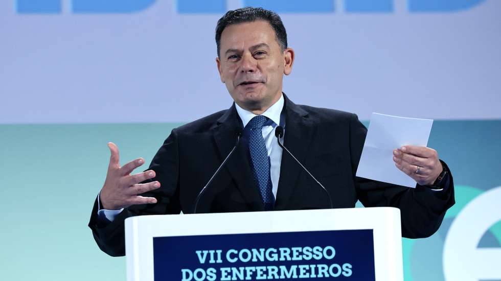 O primeiro-ministro, Luís Montenegro, intervém durante o VII Congresso dos Enfermeiros e o I Fórum Académico de Enfermagem, em Gondomar, 15 de maio de 2026. ESTELA SILVA/LUSA