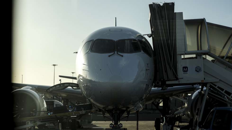 Avião com manga na pista do Aeroporto Humberto Delgado, em Lisboa, 07 de janeiro de 2026. CARLOS M. ALMEIDA/LUSA