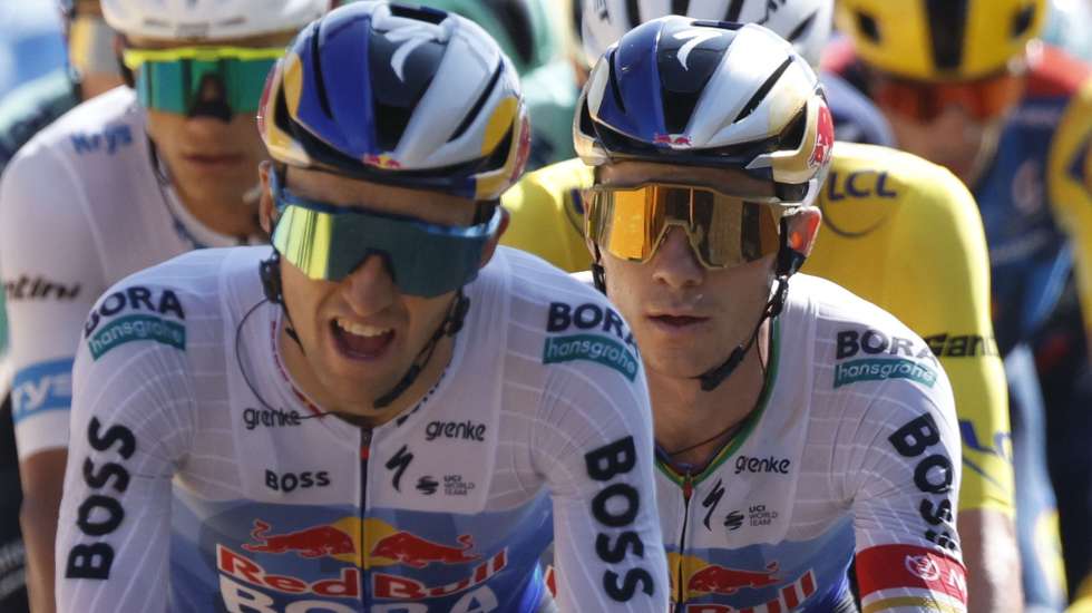 epa13128238 Belgian cyclist Remco Evenepoel (R) of Red Bull - Bora - Hansgrohe in action during Stage 18 of the Tour de France, a 185.2 km route from Voiron to Orcieres-Merlette, France, 23 July 2026.  EPA/YOAN VALAT