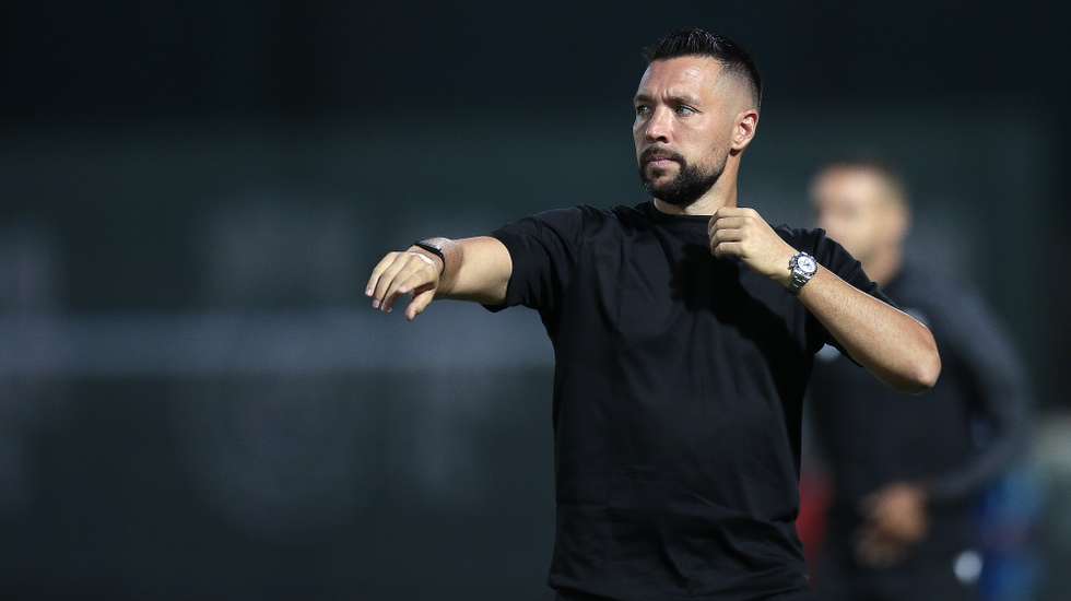 epa13172577 FC Porto head coach Francesco Farioli gestures during the Portuguese First League soccer match Rio Ave against FC Porto in Vila do Conde, Portugal, 15 August 2026.  EPA/MANUEL FERNANDO ARAÚJO