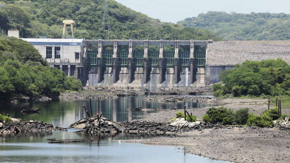 epa13198025 A view showing the '15 de Septiembre' hydroelectric dam and a section of the Lempa River during drought caused by the El Nino phenomenon, in San Esteban Catarina, El Salvador, 28 August 2026. Farmers in a rural village in central El Salvador lament the losses to their corn crops while remaining hopeful that the situation will improve in the final months of the year, even though forecasts indicate otherwise.  EPA/RODRIGO SURA