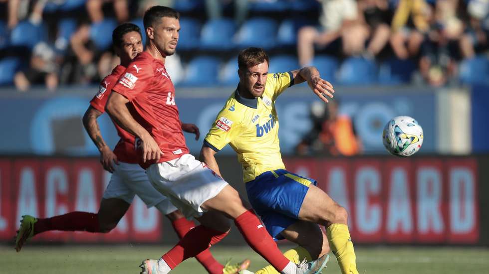 O jogador do Arouca, Barbero (D), disputa a bola com o jogador do Santa Clara, Pacheco (E), durante o jogo da I Liga de futebol realizado no Estádio Municipal de Arouca, 13 de setembro de 2026. MANUEL FERNANDO ARAÚJO/LUSA
