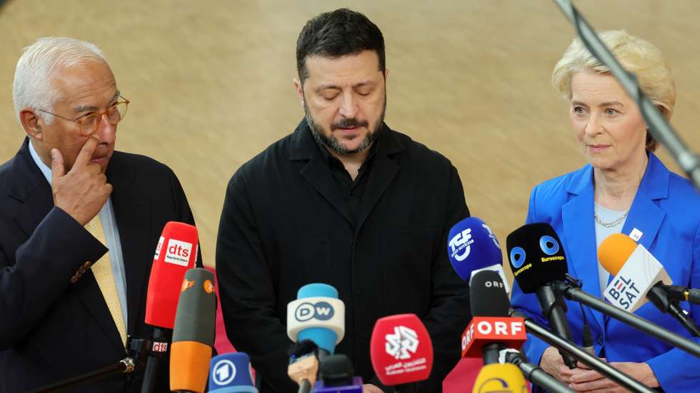 epa13308549 (L-R) European Council President Antonio Costa, President of Ukraine Volodymyr Zelensky, and European Commission President Ursula von der Leyen speak to the media on the second day of a two-day European Council summit in Brussels, Belgium, 16 October 2026. European Union (EU) heads of state and government are meeting with Ukrainian President Zelensky as they focus on continued support for Ukraine, European defence and security, Russia-linked hybrid threats, migration, and the situation in the Middle East.  EPA/OLIVIER MATTHYS