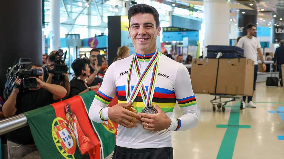 O ciclista português que se sagrou campeão do mundo nos Mundiais de pista de Xangai, Iuri Leitão, à chegada ao Aeroporto Humberto Delgado, em Lisboa, 20 de outubro de 2026. ANTONIO PEDRO SANTOS/LUSA