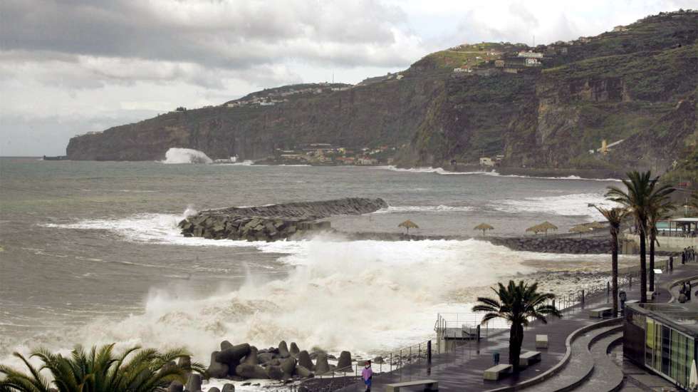 A costa sul da ilha da Madeira entre a Ribeira Brava e a Calheta foram esta manha fustigadas por ondas de mais de cinco metros o que danificou algumas instalacoes maritimas,Terca-Feira, 28 de Fevereiro de 2006 na Ribeira Brava. HOMEM DE GOUVEIA/LUSA