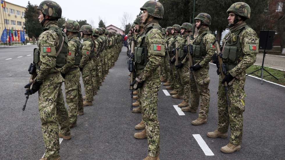 O Presidente da República, Marcelo Rebelo de Sousa (ausente da fotografia), visitou as tropas romenas e portuguesas alojadas no 1.º Batalhão de Instrução 'Olt' na cidade de Caracal, 200 Km a oeste de Bucareste, Roménia, 20 de dezembro de 2022. O Presidente da República, Marcelo Rebelo de Sousa, visita hoje os militares portugueses da 2.ª Força Nacional Destacada que integram a missão da NATO na Roménia. MIGUEL A. LOPES/LUSA
