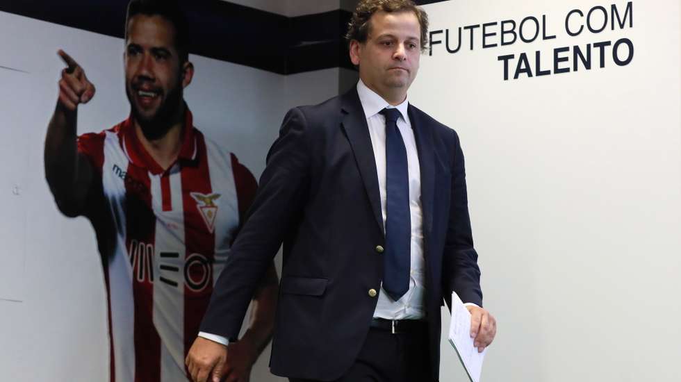 O presidente da Mesa da Assembleia Geral da Liga, Mário Costa no final da Assembleia geral ordinária da Liga Portuguesa de Futebol Profissional (LPFP), para leitura e aprovação das atas das reuniões da Assembleia Geral, apreciação, discussão e votação da proposta de relatório de contas relativo ao ano 2017/18, bem como o parecer do conselho fiscal, entre outros assuntos, na sede da Liga, no Porto, 04 de setembro de 2018. MANUEL FERNANDO ARAÚJO/LUSA