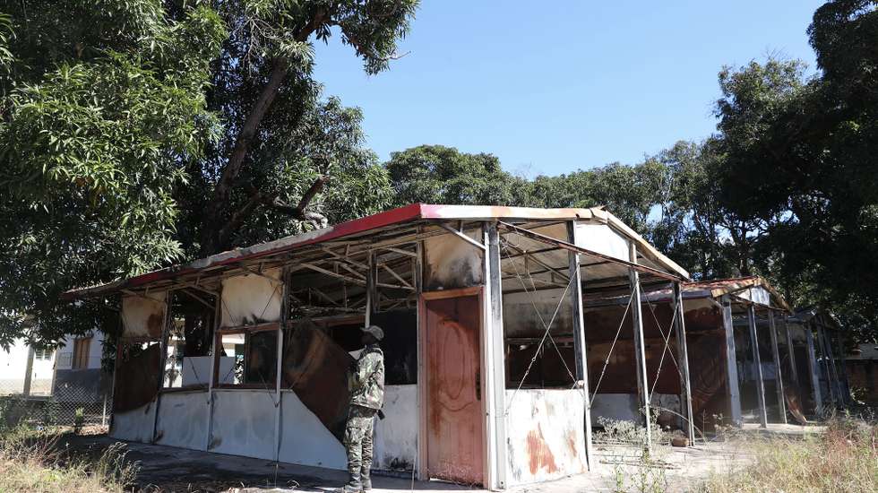 Apesar de o hospital de Mocímboa da Praia, já estar a funcionar, algumas alas permanecem destruídas, tal como ficaram depois das incursões de rebeldes que ocuparam a vila entre 2020 e 2021, Cabo Delgado, norte de Moçambique, 26 de junho de 2023. Há residentes de etnia maconde que já rumaram a Mueda, no planalto de Cabo Delgado, “para plantar milho”, mas o que os muânis como Assumane sabem fazer é plantar arroz nos campos de Auasse, ali perto de Mocímboa de Praia. (acompanha texto de 26 de junho de 2023). LUÍS FONSECA/LUSA