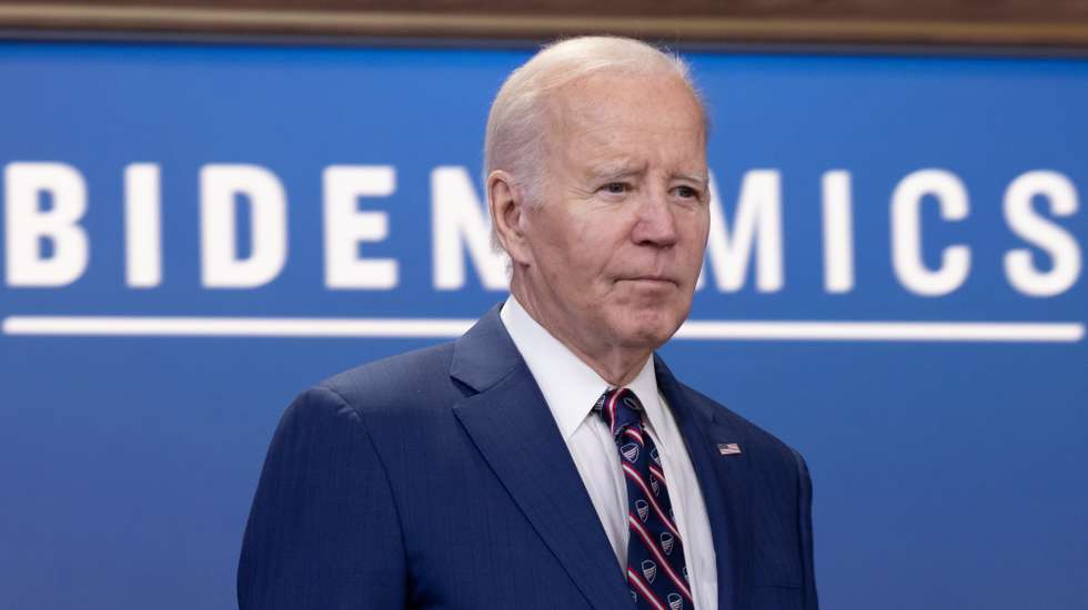 epa10935049 US President Joe Biden enters to deliver remarks on his economic policies in the South Court Auditorium of the Eisenhower Executive Office Building on the White House complex, in Washington, DC, USA, 23 October 2023.  EPA/MICHAEL REYNOLDS