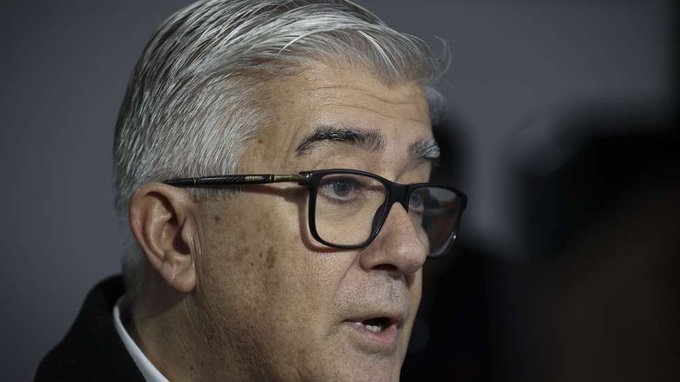 O ex-secretário de Estado e adjunto da Saúde e deputado do Partido Socialista (PS), Lacerda Sales, fala aos jornalistas durante a cerimónia de atribuição da Medalha de Covid-19 à Ordem dos Enfermeiros, na sede da Liga dos Bombeiros em Lisboa, 5 de dezembro de 2023. A distinção honorífica da Liga dos Bombeiros Portugueses visa reconhecer o trabalho e dedicação dos enfermeiros durante a pandemia. CARLOS M. ALMEIDA/LUSA