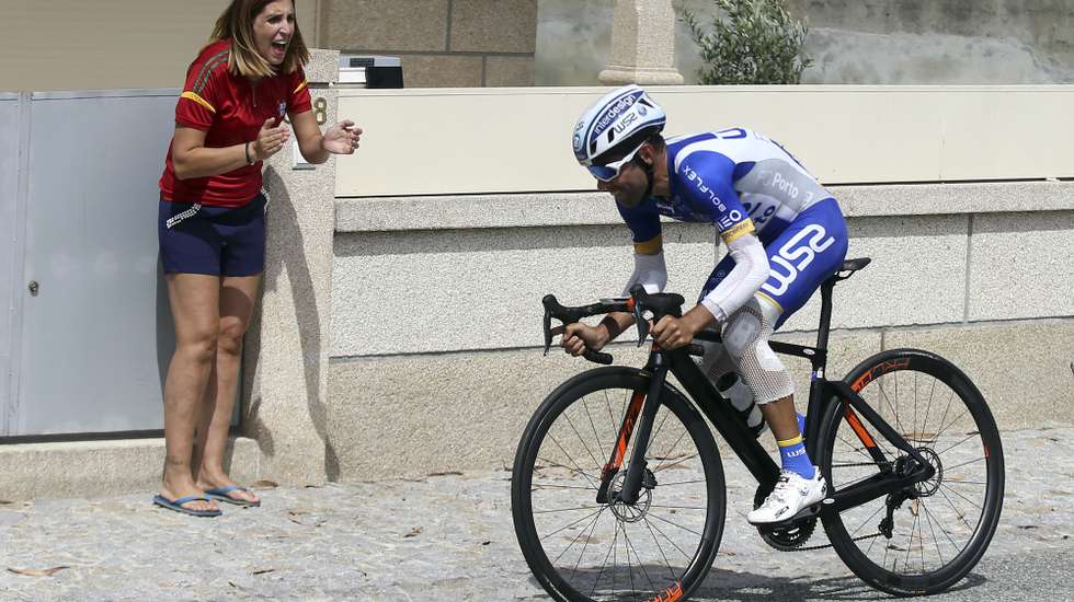 Uma popular aplaude o ciclista Rui Vinhas durante a sua prova na 10ª e última etapa da 80ª Volta a Portugal em Bicicleta, um contrarrelógio disputado hoje em Fafe numa distância de 17,3km. Fafe, 12 de agosto de 2018. NUNO VEIGA/LUSA