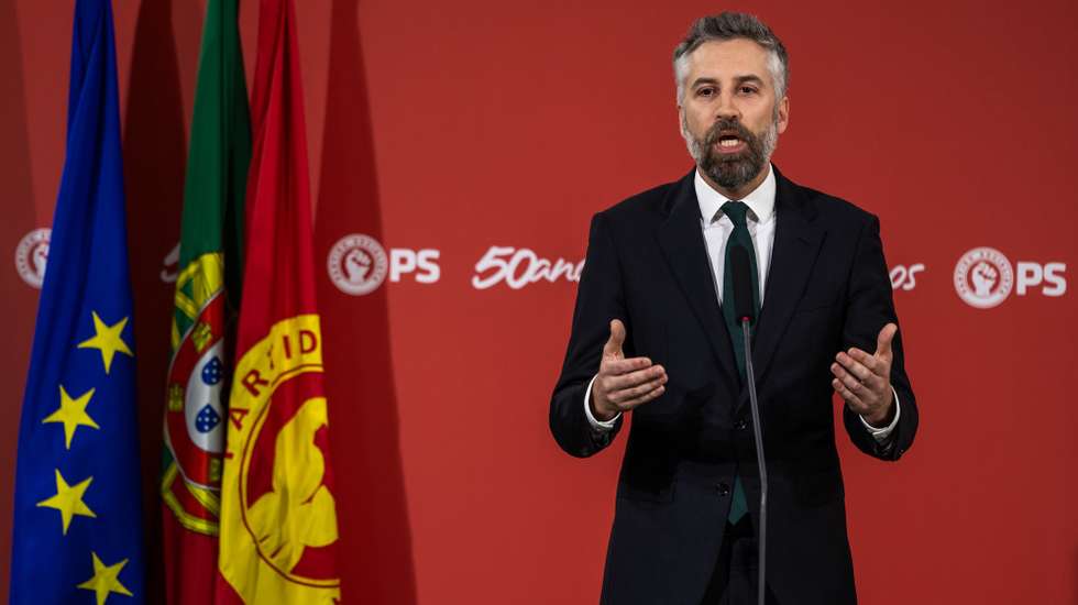 O secretário-geral do Partido Socialista (PS), Pedro Nuno Santos, faz uma declaração aos jornalistas após a tomada de posse do novo governo liderado por Luís Montenegro, na sede do PS, em Lisboa, 03 de abril de 2024. JOSÉ SENA GOULÃO/LUSA