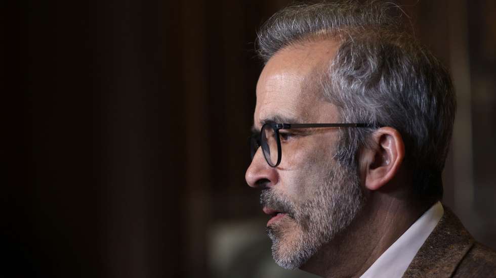O ministro dos Negócios Estrangeiros, Paulo Rangel, fala aos órgãos de comunicação social sobre a situação e diligências quanto ao sequestro do navio com "pavilhão" português no estreito de Ormuz, no Palácio da Bolsa, Porto, 13 de abril de 2024. DIOGO BAPTISTA/LUSA