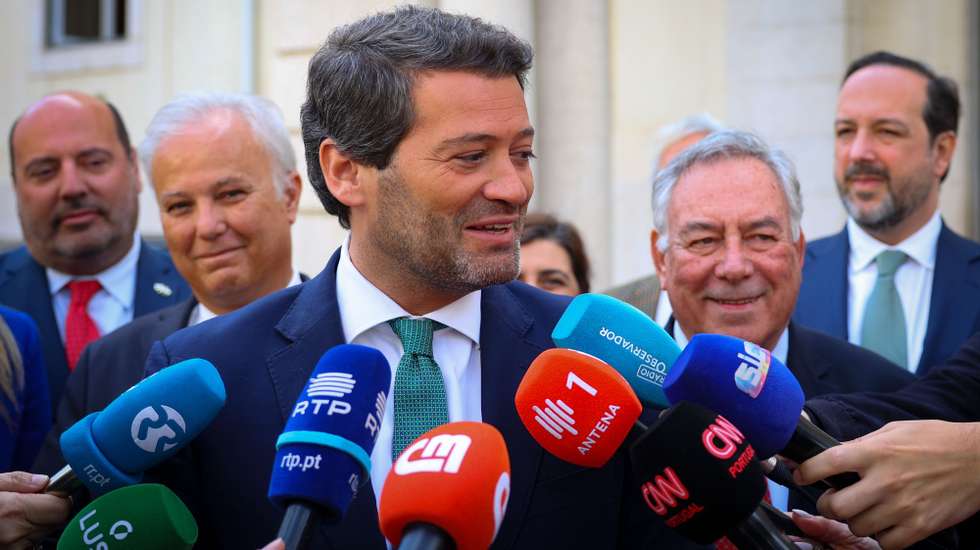 O presidente do Chega, André Ventura (C), acompanhado pelo cabeça de lista do às eleições Europeias, Tânger Corrêa (2-D), fala aos jornalistas à chegada ao Tribunal Constitucional para a entrega da lista dos candidatos do partido, Lisboa, 29 de abril de 2024. ANTÓNIO COTRIM/LUSA