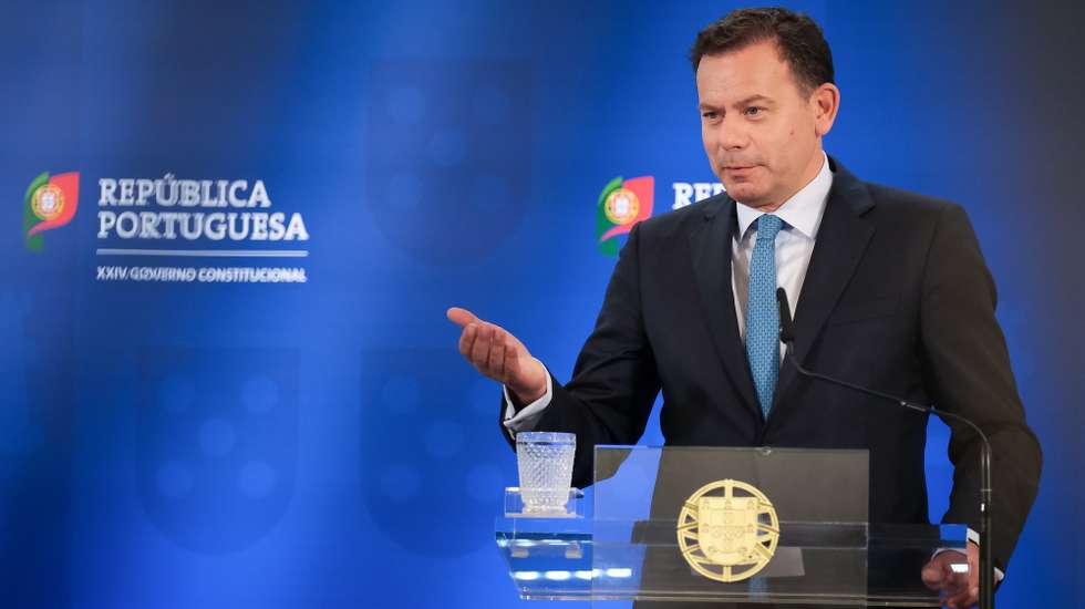 O primeiro-ministro, Luís Montenegro, durante o briefing aos jornalistas após a reunião do Conselho de Ministros sobre o tema da digitalização, Caparica, Almada, 16 de julho de 2024.  RUI MINDERICO/LUSA