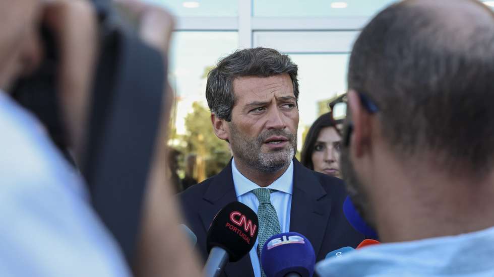 O presidente do Chega, André Ventura fala aos jornalistas à chegada para a visita ao Museu da Seda, onde encerrou as jornadas parlamentares do Chega, em Castelo Branco, 10 de setembro de 2024. PAULO NOVAIS/LUSA