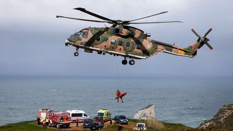Um helicóptero da Força Aérea de Portugal ajuda no resgate das vitimas de uma derrocada na praia da Ursa, no concelho de Sintra, 15 de março de 2018. O homem que ficou hoje gravemente ferido na sequência da derrocada, morreu após manobras de reanimação. ANTÓNIO PEDRO SANTOS/LUSA