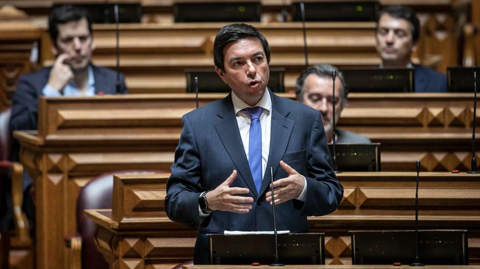 O deputado do Partido Social Democrata (PSD), Alvaro Almeida, usa da palavra durante o debate quinzenal, na Assembleia da República, em Lisboa, 22 de abril de 2020. JOSÉ SENA GOULÃO/LUSA