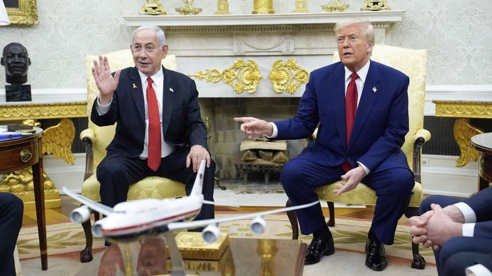 epa12016869 US President Donald Trump (R) meets with Prime Minister Benjamin Netanyahu (L) of Israel in the Oval Office of the White House in Washington, DC, USA, 07 April 2025.  EPA/YURI GRIPAS / POOL