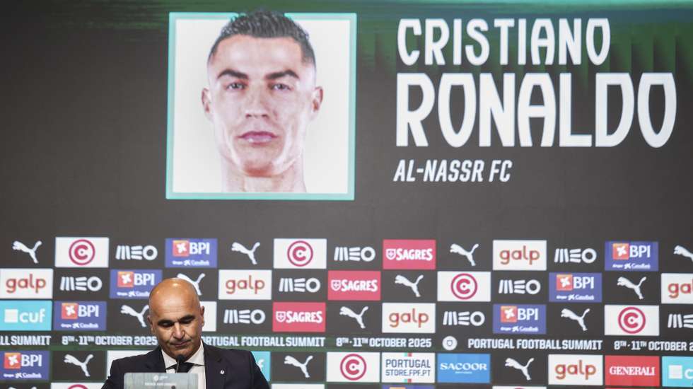 epa12333250 Portugal's national soccer team coach Roberto Martinez announces the squad for the upcoming FIFA World Cup qualifier matches at Cidade do Futebol, in Oeiras, Portugal, 29 August 2025.  EPA/TIAGO PETINGA