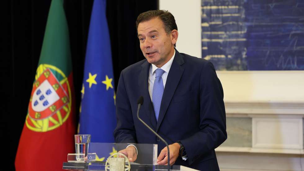 O primeiro-ministro, Luís Montenegro, fala aos jornalistas após a reunião do Conselho de Ministros, esta tarde no Palácio de São Bento em Lisboa, 25 de setembro de 2025. MANUEL DE ALMEIDA/LUSA