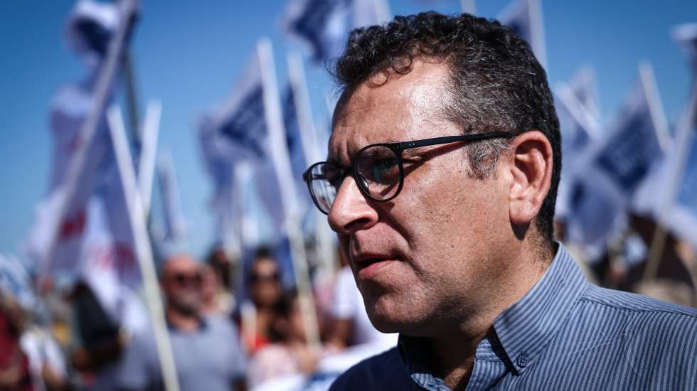 O coordenador da Frente Comum, Sebastião Santana, em declarações aos jornalistas durante uma concentração de delegados, dirigentes e ativistas, após a entrega da Proposta Reivindicativa Comum (PRC) 2026, no Ministério das Finanças, em Lisboa, 25 de setembro de 2025. RODRIGO ANTUNES/LUSA