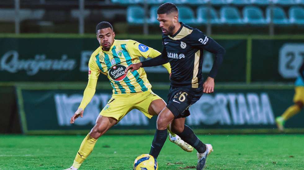 O jogador do Tondela Maranhão (E) disputa a bola com o jogador do Alverca Rhaldney (D) durante o jogo da I Liga de futebol realizado no Estádio João Cardoso, em Tondela, 13 de fevereiro de 2026. PAULO NOVAIS/LUSA.