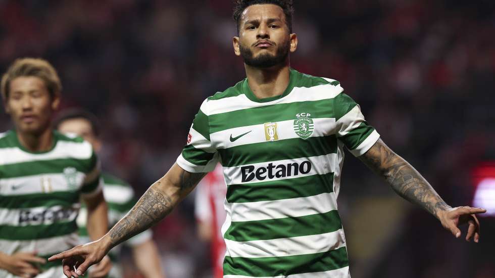 epa12802164 Sporting player Luis Suárez (R) celebrates after scoring the 1-2 goal during the Liga Portugal soccer match between SC Braga and Sporting CP at Municipal de Braga in Braga, Portugal, 07 March 2026.  EPA/ESTELA SILVA