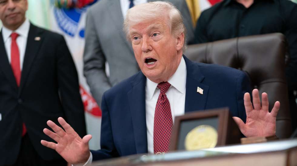 epa12898035 US President Donald Trump makes an announcement on researching the effects of psychedelic drugs in medical treatment for veterans, in the Oval Office at the White House in Washington, DC, USA, 18 April 2026. President Trump is expected to sign an executive order aimed at expanding federal research into psychedelic drugs to treat veterans suffering from PTSD and traumatic brain injuries.  EPA/ALLISON ROBBERT / POOL