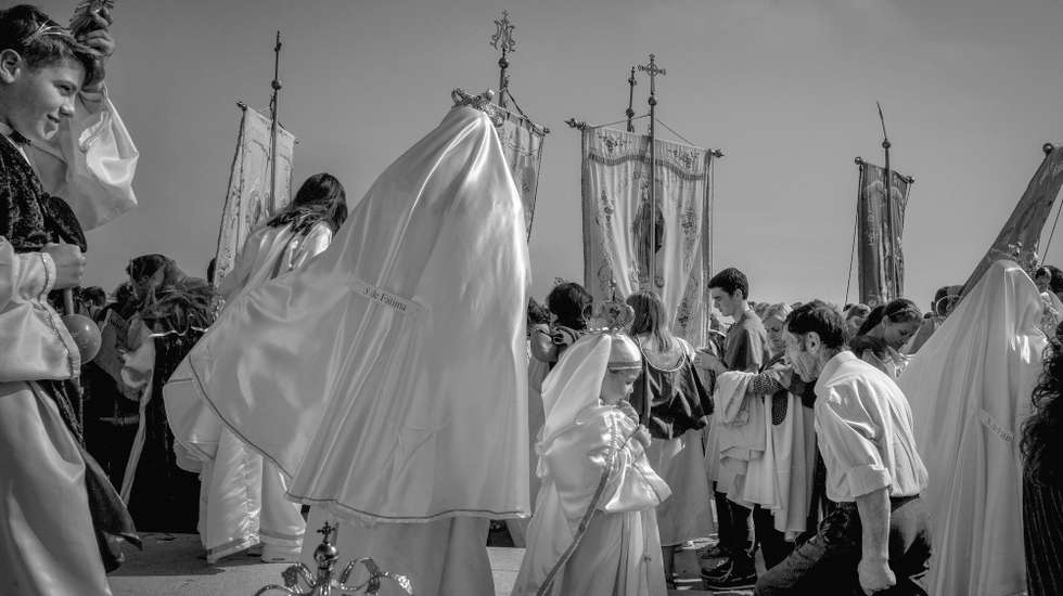 As festividades de São Bartolomeu do Mar, fotografadas por Alfredo Cunha, surgem agora pela primeira vez expressa num livro autónomo