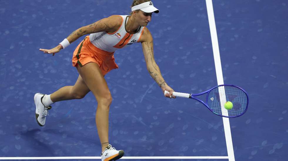 epa12341849 Marketa Vondrousova of the Czech Republic in action Elena Rybakina of Kazakhstan during the fourth round of the US Open Tennis Championships at the USTA Billie Jean King National Tennis Center in Flushing Meadows, New York, USA, 31 August 2025. The US Open tournament runs from 24 August through 07 September.  EPA/BRIAN HIRSCHFELD