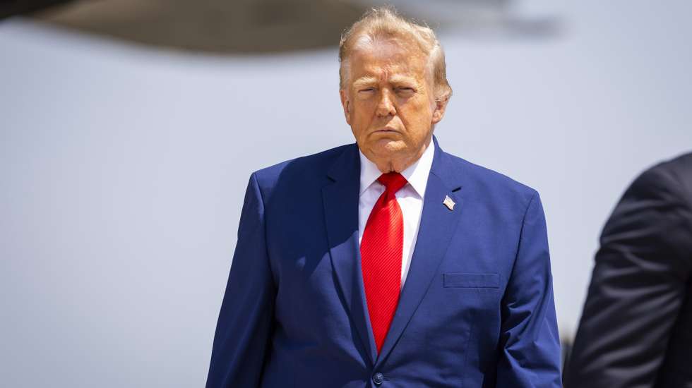 epa13126885 US President Donald Trump attends the dignified transfer of US soldiers killed in the Iran conflict at Dover Air Force Base in Dover, Delaware, USA, 22 July 2026. Four US service members have been killed since the ceasefire between Iran and the US fell apart.  EPA/JIM LO SCALZO