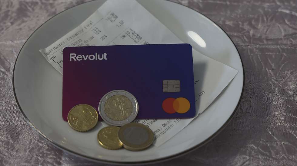Cartão bancario da Revolut, em Lisboa, 10 de outubro de 2025. ANTÓNIO COTRIM/LUSA
