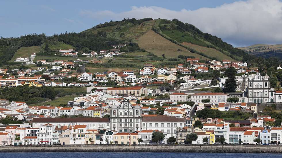 Vista da cidade da Horta, ao largo da ilha do Faial, Açores, 01 de agosto de 2025. NUNO VEIGA/LUSA