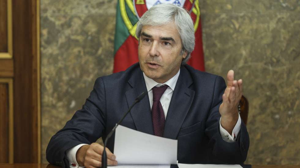 O ministro da Defesa Nacional, Nuno Melo, intervém durante a cerimónia de assinatura do Programa-Quadro de Cooperação no Domínio da Defesa entre Portugal e Timor-Leste e assinatura do Memorando de Entendimento da Missão Portuguesa de Capacitação em Timor-Leste, no Ministério da Defesa, em Lisboa, 22 de julho de 2026. MIGUEL A. LOPES/LUSA