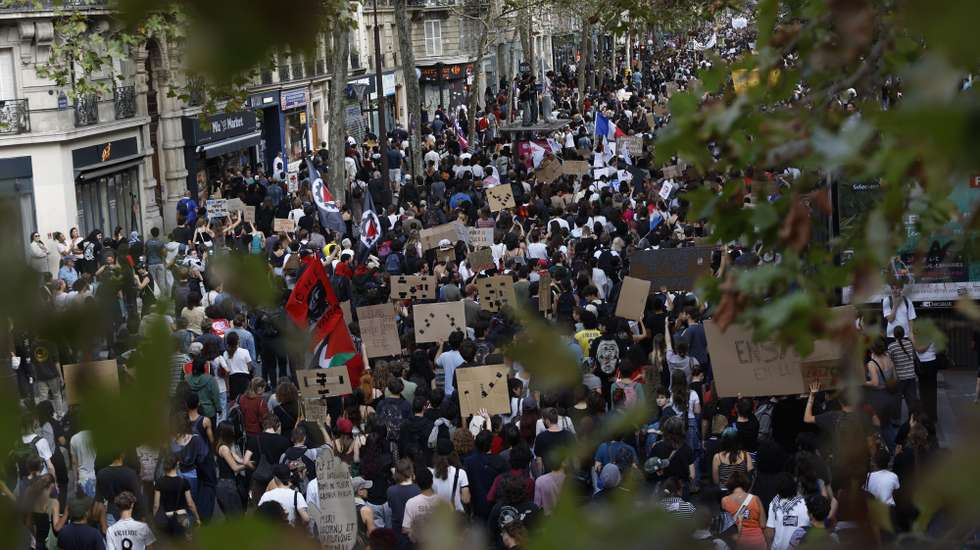 epa13285181 High school students and members of education unions gather during a national day of protests over school condition in Paris, France, 06 October 2026. A wave of protests sweeps across France against severe teacher shortages, overcrowded classrooms, a lack of resources, and poor learning conditions ahead of upcoming national budget decisions.  EPA/MOHAMMED BADRA