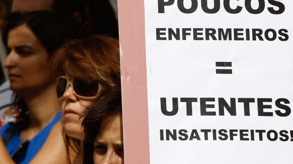 Com palavras de ordem como "Costa escuta, os enfermeiros estão em luta", os profissionais concentraram-se na manhã desta terça-feira à entrada do Hospital Padre Américo, em Penafiel