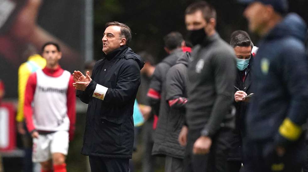 epa09028664 Braga's head coach Carlos Carvalhal (2-L) reacts during the Portuguese First League soccer match between Sporting Braga and CD Tondela in Braga, Portugal, 21 February 2021.  EPA/HUGO DELGADO